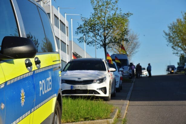 Von einem Streifenwagen der Polizei begleitet: Demo formiert sich in Zimmern. Fotos: Peter Arnegger