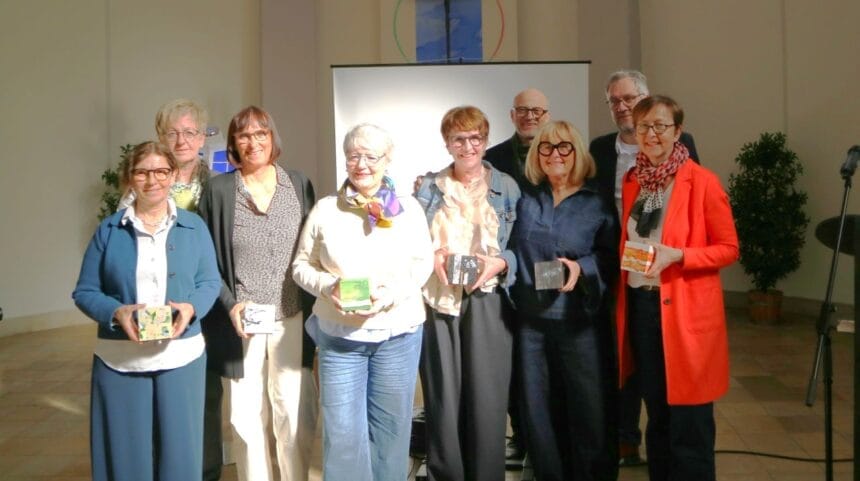 Von links: Sigrid Mägerle, Christa Dilger, Gabi Klingseisen, Gabi Zeller, Beate Henzler-Mattes, Tobias Kammerer, Petra Klein, Matthias Graf-Hetzler und Christiane Schott. Im Bild fehlt Astrid Spang. Foto: Moni Marcel