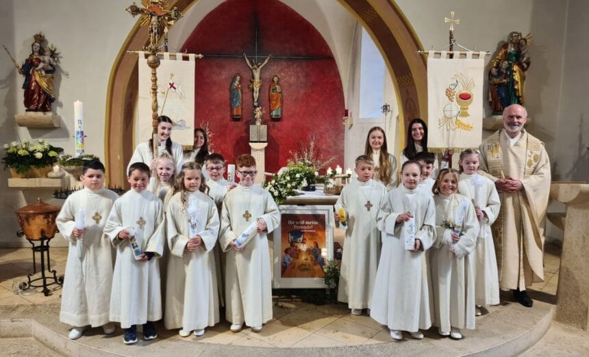 Elf Kinder aus Stetten und Flözlingen feierten in der Kirche St. Leodegar in Stetten ihre Erstkommunion. Foto: Fischer
