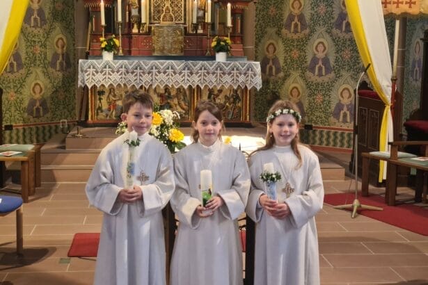 Zum ersten Mal am Tisch des Herrn waren Jakob Meinel, Emma Krause und Theresia Keller geladen. Foto: Fischer