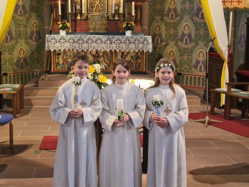 Zum ersten Mal am Tisch des Herrn waren Jakob Meinel, Emma Krause und Theresia Keller geladen. Foto: Fischer