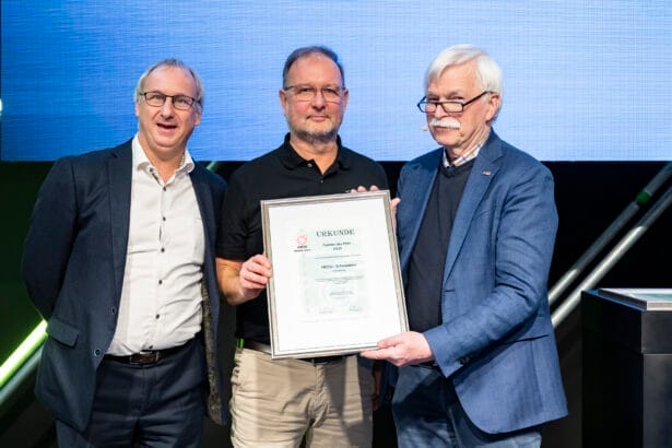 Ausgezeichnet: HECO-Schrauben erreicht den 2. Platz im Bereich Befestigungstechnik bei der Fachhandelspartnerwahl 2025.
Im Bild: links Andreas Hettich (Leiter Business Development), Mitte Herr Markus Nowak (Verkaufsleiter Handel DE), mit (rechts) Herr Dr. Paul Kellerwessel (Vorsitzender des AKW/multitec) 
Bildquelle: Koelnmesse