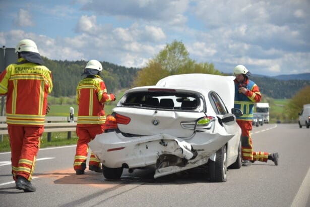DRK und Feuerwehr sind an die Unfallstelle an der Saline Rottweil beordert worden. Foto: Peter Arnegger
