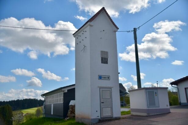 Soll kreativ genutzt werden: Trafoturm in Aichhalden-Rötenberg. Foto: Peter Arnegger
