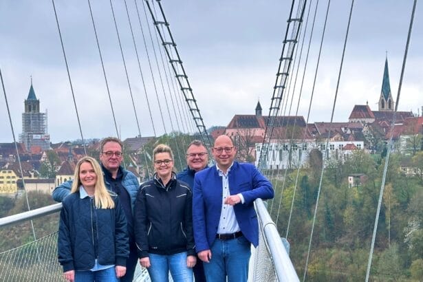Laden gemeinsam zum Besuch der neuen Brücke ein: Bauherr Günter Eberhardt, Projektleiter Roland Haag und Oberbürgermeister Dr. Christian Ruf sowie Simone Strasser vom Tourismus & Stadtmarketing und Neckarline-Standortleiterin Nicola Bax (alle von links) freuen sich auf die Eröffnung der neuen Hängebrücke (Foto: Stadt Rottweil / Tobias Hermann).