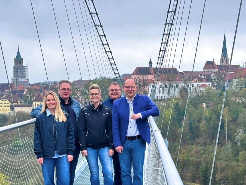 Laden gemeinsam zum Besuch der neuen Brücke ein: Bauherr Günter Eberhardt, Projektleiter Roland Haag und Oberbürgermeister Dr. Christian Ruf sowie Simone Strasser vom Tourismus & Stadtmarketing und Neckarline-Standortleiterin Nicola Bax (alle von links) freuen sich auf die Eröffnung der neuen Hängebrücke (Foto: Stadt Rottweil / Tobias Hermann).