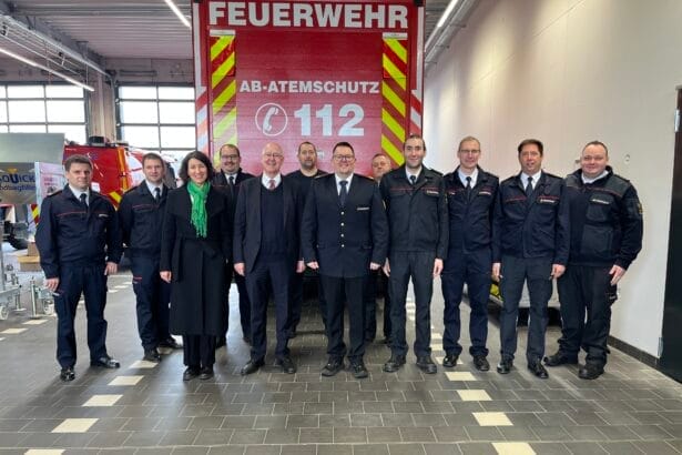 Unser Foto zeigt die Teilnehmer beim Besuch in der Zentralen Feuerwehrwerkstatt mit OBin Dr. Eisenlohr, Landrat Dr. Michel, Landesfeuerwehrpräsident Michael Wegel und Kreisbrandmeister Philipp Glunz (erste Reihe, von links). Foto: Landkreis Rottweil, Andi Schmider