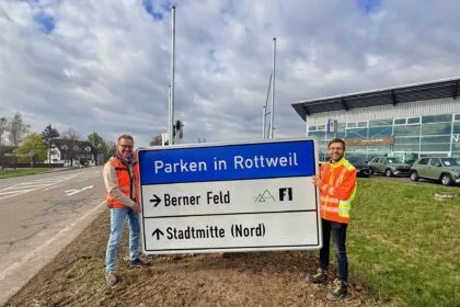 Diese Schilder sind Teil des neuen Parkleitsystems, das die Stadt Rottweil in den nächsten Monaten installiert. Vorab wurden rechtzeitig zur Eröffnung der Fußgänger-Hängebrücke bereits Tafeln angebracht, die auf die Parkplätze am Berner Feld hinweisen (Foto: Stadt Rottweil / Hermann).
