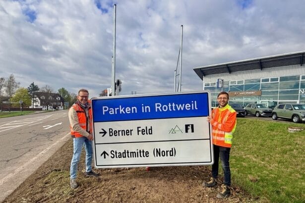 Diese Schilder sind Teil des neuen Parkleitsystems, das die Stadt Rottweil in den nächsten Monaten installiert. Vorab wurden rechtzeitig zur Eröffnung der Fußgänger-Hängebrücke bereits Tafeln angebracht, die auf die Parkplätze am Berner Feld hinweisen (Foto: Stadt Rottweil / Hermann).