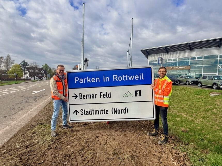 Diese Schilder sind Teil des neuen Parkleitsystems, das die Stadt Rottweil in den nächsten Monaten installiert. Vorab wurden rechtzeitig zur Eröffnung der Fußgänger-Hängebrücke bereits Tafeln angebracht, die auf die Parkplätze am Berner Feld hinweisen (Foto: Stadt Rottweil / Hermann).