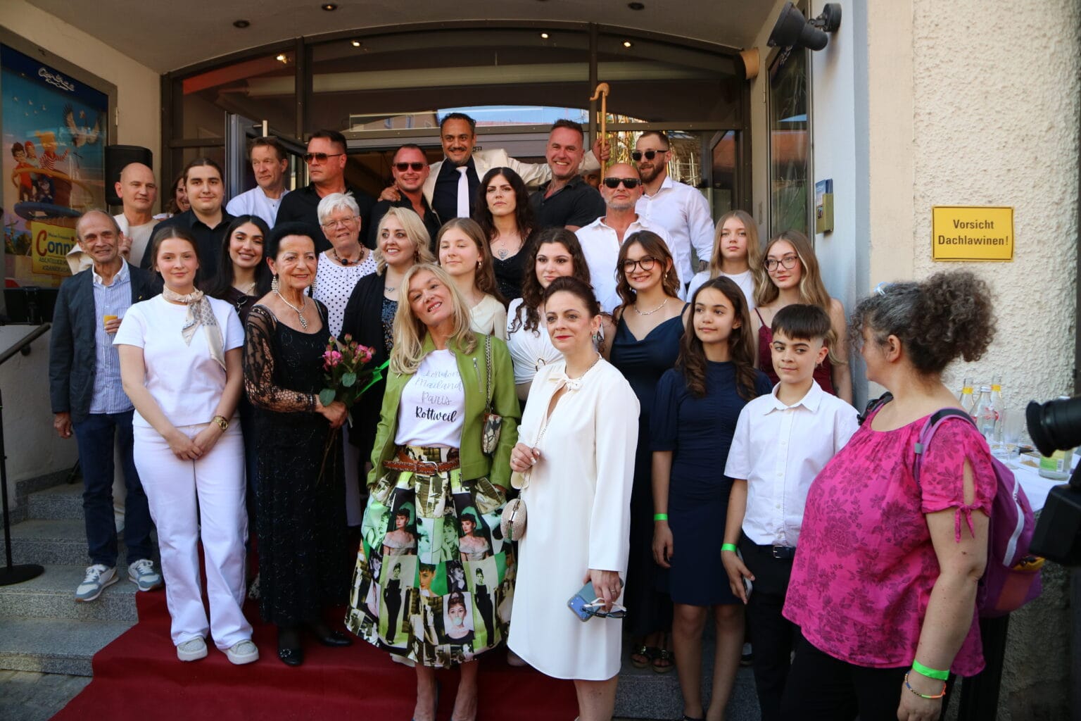 Die Filmcrew bei der Premierenfeier, hinten in Weiß Angelos und vorne Tatjana Karakikes.  Foto: Moni Marcel