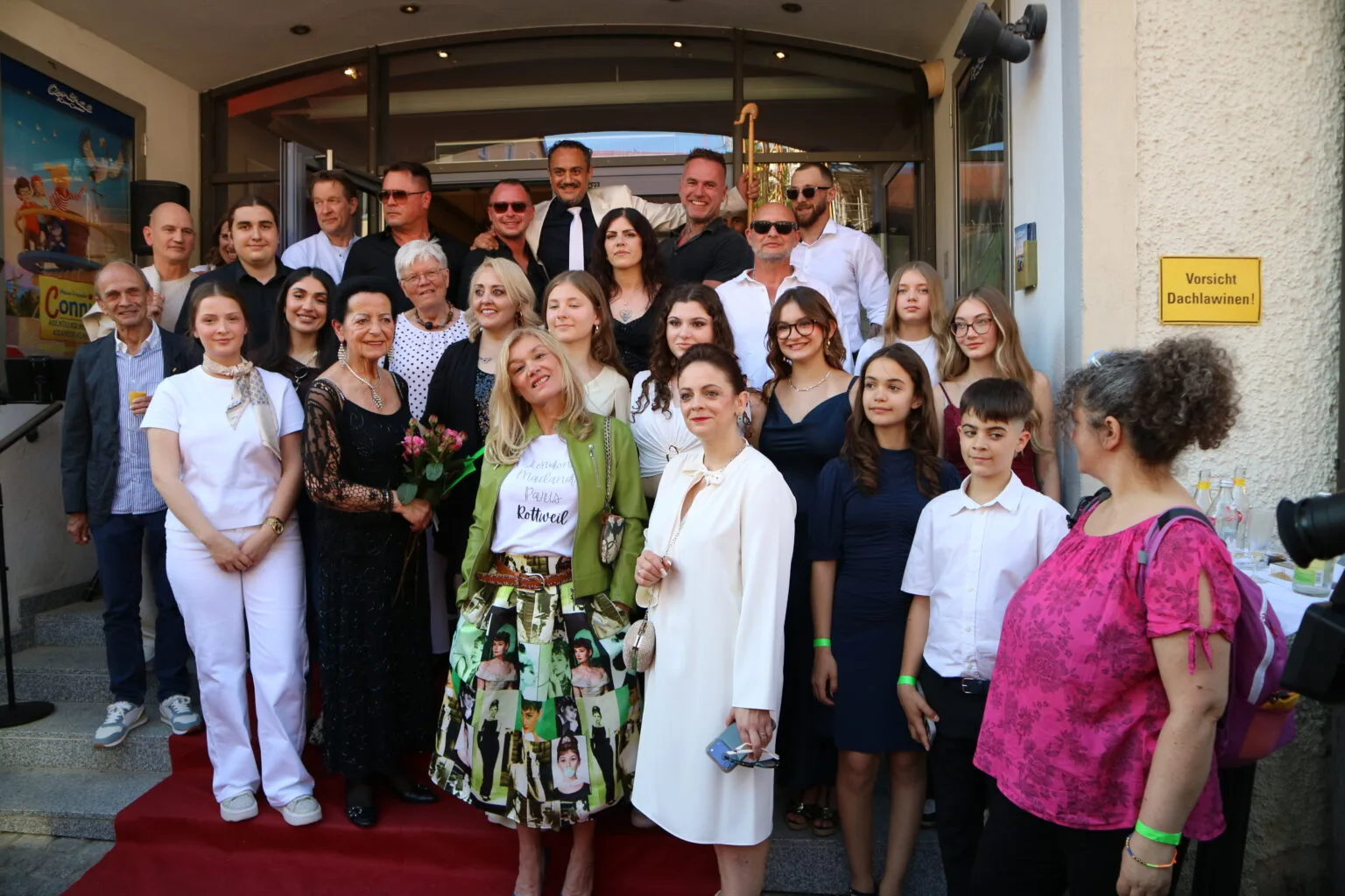 Die Filmcrew bei der Premierenfeier, hinten in Weiß Angelos und vorne Tatjana Karakikes.  Foto: Moni Marcel