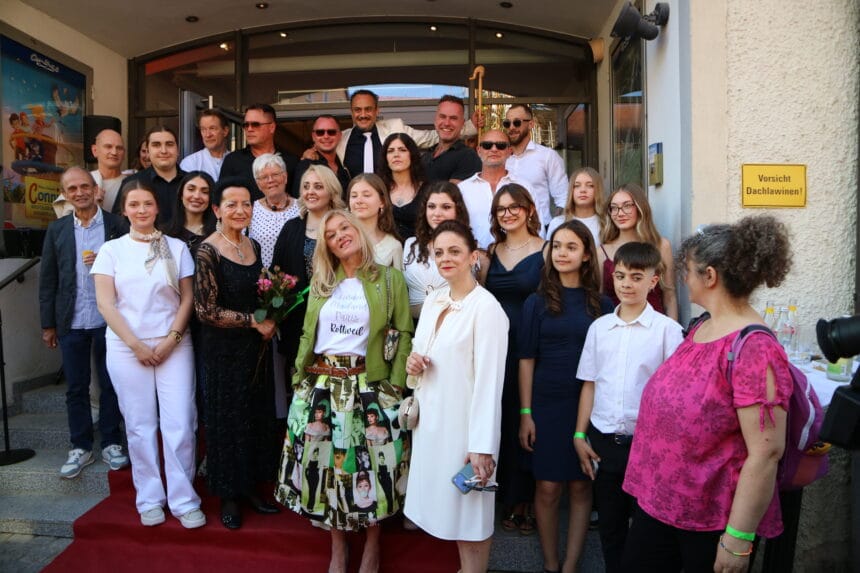 Die Filmcrew bei der Premierenfeier, hinten in Weiß Angelos und vorne Tatjana Karakikes. Foto: Moni Marcel