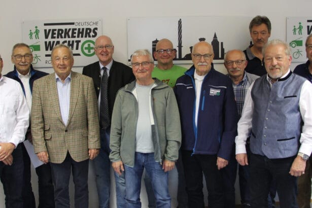 Von links: 
Christoph Steilner, Gerd Schneckenburger, Manfred Rathgeb, Landrat Dr. Wolf-Rüdiger Michel, Hermann Hirt, Jürgen Klein, Wolfgang Wesner, Manfred Hügel, Jürgen Sträter, Achim Belser und Martin Kruppa. Foto: Kreisverkehrswacht Rottweil