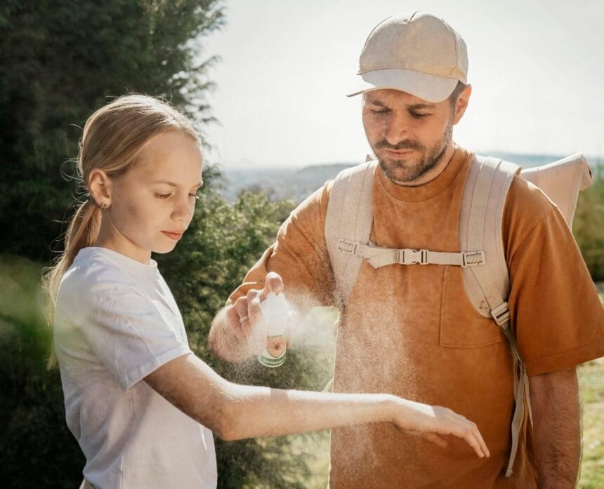 Bildunterschrift: Zeckensprays bieten für wenige Stunden einen gewissen Schutz. Foto: AOK, pm