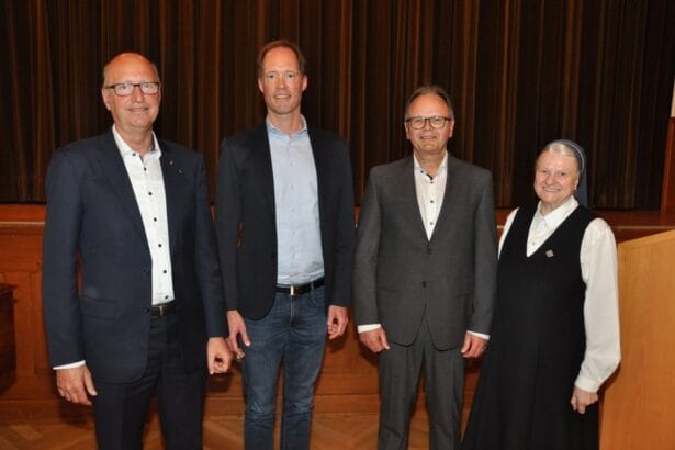 Von links:  Geschäftsführer Thomas Brobeil, Prof. Dr. Andreas Harloff, Dr. Klaus Demuth und Schwester Oberin Karin Maria Stehle bei der Verabschiedungsfeier im Vinzenz von Paul Hospital. Foto: Rainer Pfautsch