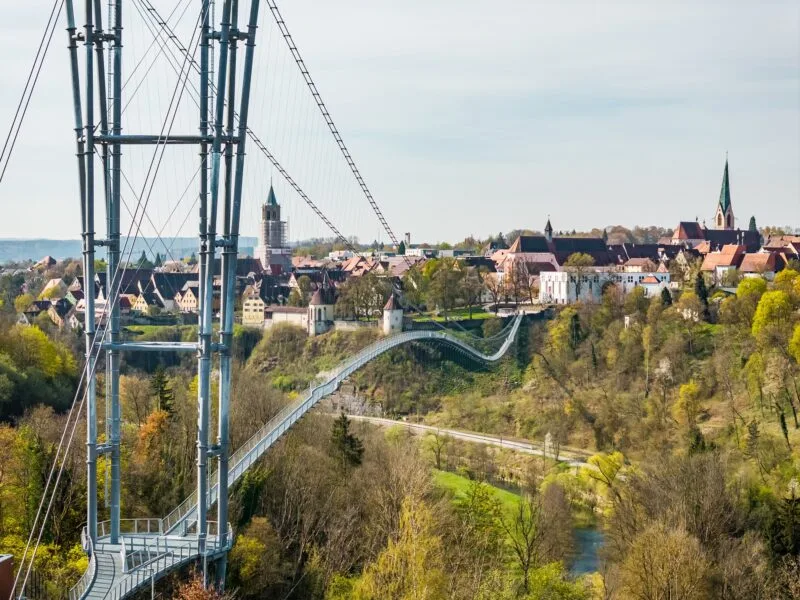 Drei Tage Fest zur Neckarline-Eröffnung: Mittelaltermarkt, Feuershow und erste Besucher auf der Brücke