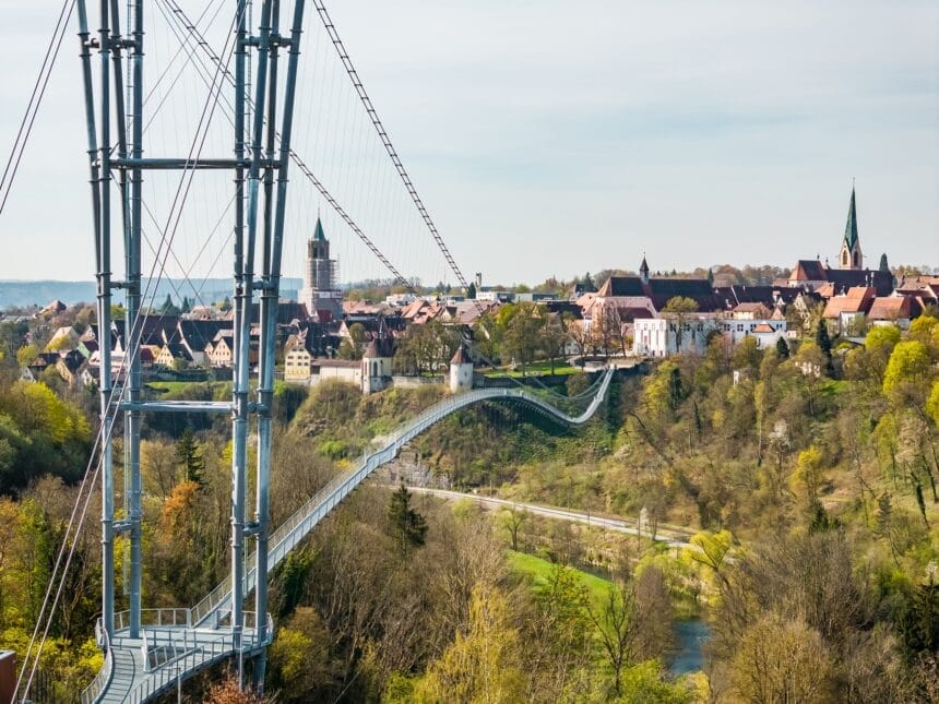 Neckarline, die neue Rottweiler Fußgängerhängebrücke, vom Berner Feld aus gesehen. Foto: Ralf Graner, pm