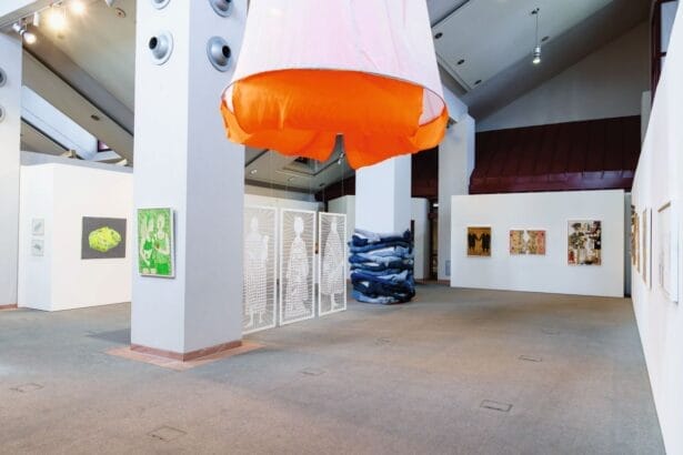 : Blick in die Ausstellung „Aussichten ins Offene“ im kunst raum rottweil mit Arbeiten von Ulrike Kessl und Julia von Troschke. Raum und Werke treten dabei in einen direkten Dialog (Foto: Robert Hak).