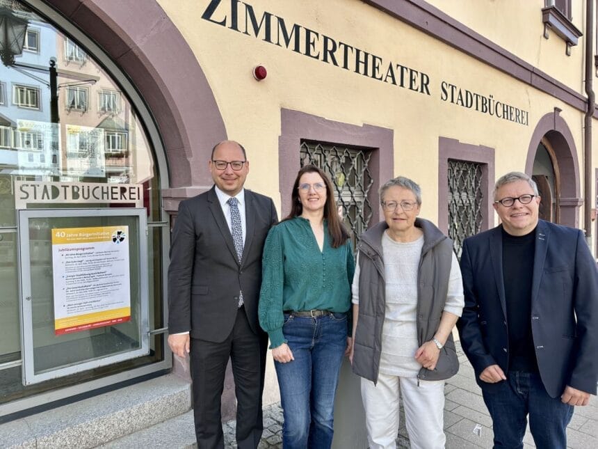 Übergabe der Stadtbücherei nach 40 Jahren erfolgreicher Leitung (von links): Oberbürgermeister Dr. Christian Ruf, die neue Leiterin Diana Lange zusammen mit der langjährigen Leiterin Monika Schmidt und  Kulturfachbereichsleiter Marco Schaffert (Foto: Stadt Rottweil / Hermann).