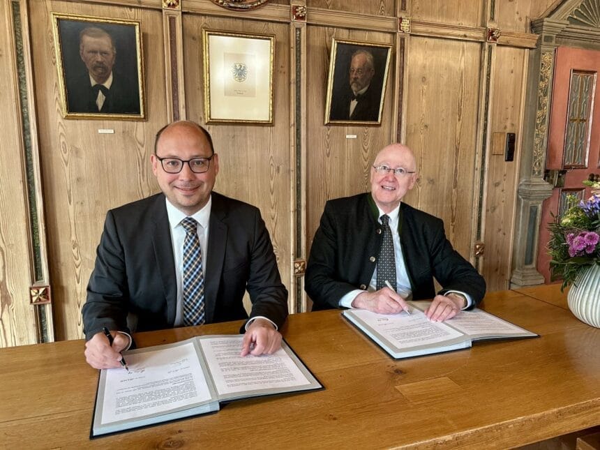 Weichenstellung für eine gemeinsame Ausländerbehörde im Landratsamt: Landrat Dr. Wolf-Rüdiger Michel (rechts) und Rottweils Oberbürgermeister Dr. Christian Ruf unterzeichnen am 28. April im Ratssaal des Alten Rathauses die öffentlich-rechtliche Vereinbarung (Foto: Stadt Rottweil / Hermann).