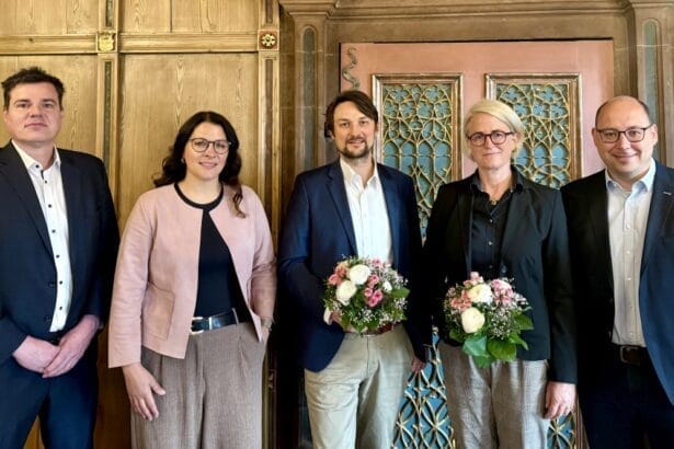 Wechsel in der Geschäftsleitung der Landesgartenschau-Gesellschaft in Rottweil (von links): bwgrün-Geschäftsführer Robert Hoffner, Bürgermeisterin und Landesgartenschau-Geschäftsführerin Ines Gaehn, der neue Geschäftsführer Dr. Jürgen Hauber von bwgrün, seine Vorgängerin Annette Stoll-Zeitler und Oberbürgermeister Dr. Christian Ruf (Foto: Stadt Rottweil / Bossert).