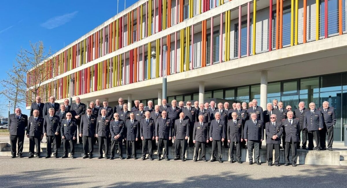 Vertreter der Alterswehren in Bruchsal. In der vorderen Reihe als Sechster von links: der frühere Rottweiler Feuerwehrkommandant Rainer Müller. Foto: pm