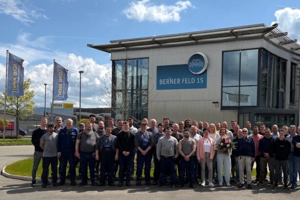 Gruppenbild mit der Belegschaft der AMR GmbH.