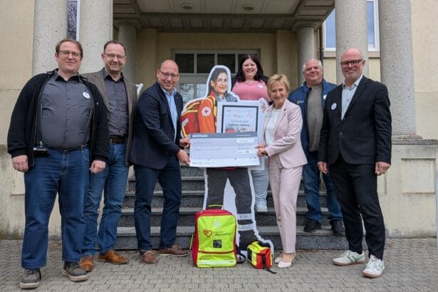Die AOK Schwarzwald-Baar-Heuberg spendet 6000 Euro an den DRK-Kreisverband Rottweil. V.l.n.r.: Christoph Büchert (Leiter Integrierte Leistelle RD), Marcus Stotz (Leiter Rettungsdienst), Dr. Christian Ruf (Präsident DRK), Katrin Huonker (Öffentlichkeitsarbeit), Barbara Neff (stv. Geschäftsführerin AOK), Marcus Gries (Projektbegleiter), Ralf Bösel (Kreisgeschäftsführer DRK). Foto: pm
