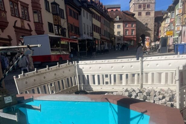 Während der Malerarbeiten aufgenommen: frisch gestrichener Apostelbrunnen in Rottweil. Foto: privat