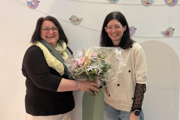 Kita-Leiterin Veronika Bihler (links) wurde von Kita-Managerin Sabrina Klostermann mit einem Blumenstrauß verabschiedet. Foto: pm