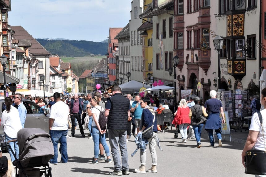 Die Innenstadt Rottweils war am Sonntag voller Leute - und nicht alle parkten korrekt. Foto: Wolf-Dieter Bojus