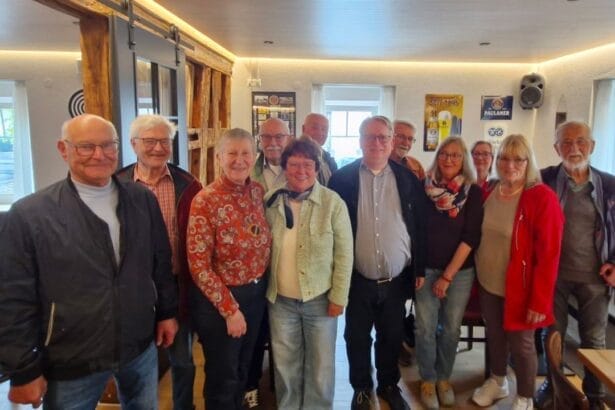 Gisela Burger (Fünfte von links) ist die Vorsitzende der neu gegründeten AG 60plus im SPD-Kreisverband Rottweil. Zu den Gratulanten gehörten SPD-Kreisvorsitzender Mirko Witkowski (vorne Mitte) und die Landesvorsitzende der AG 60plus, Ute May (Zweite von rechts). Foto: spd
