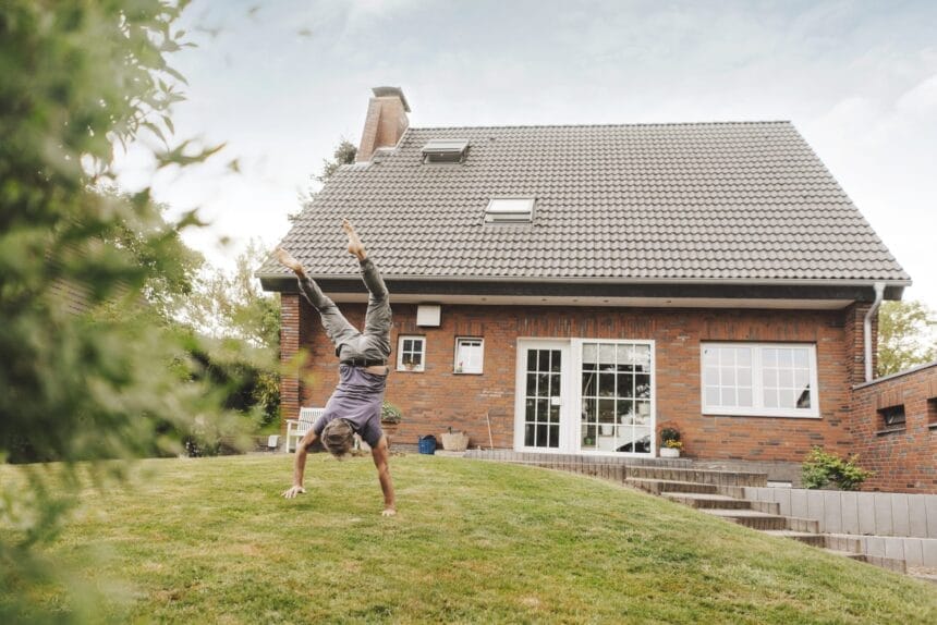 Bausparen bietet, entgegen aller Vorurteile, Sicherheit und Planungsspielraum, gerade in bewegten Zeiten. (Foto: Westend61 / Joseffson)