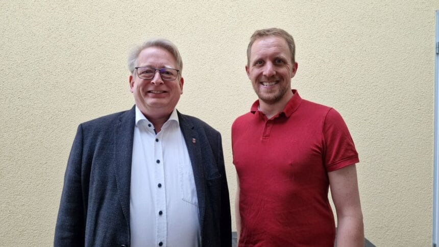 SPD-Kreisvorsitzender Mirko Witkowski (von links) gratulierte dem neuen Vorsitzenden des SPD-Ortsvereins Rottweil, Sebastian Holzhauer, zur Wahl. Foto: Ali Zarabi