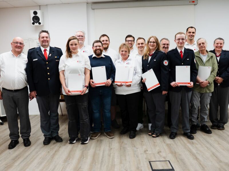 Die geehrten Mitglieder mit dem ersten Vorsitzenden und der Bereitschaftsleitung. Foto: DRK
