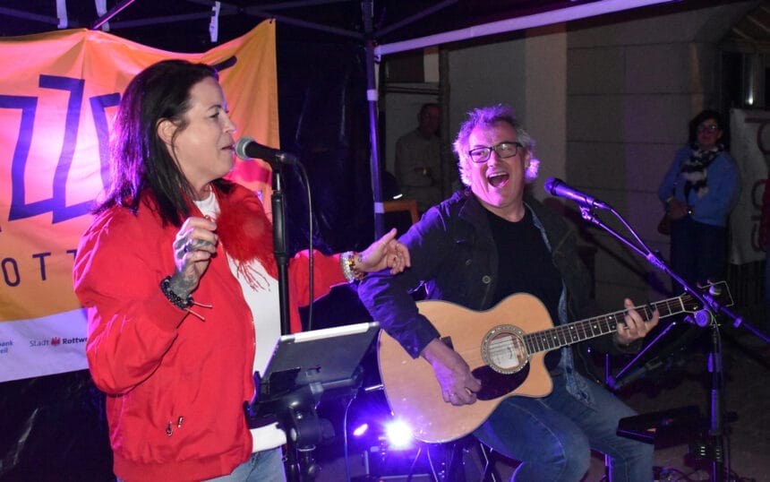 "Man and me", Tati MItsche und Jürgen Koringer, spielten im Freien in der Blumengasse. Fotos: wede