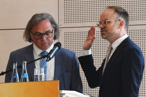 Der wichtige Moment: Christoph Keckeisen legt den Amtseid vor Regierungspräsident Grabbert ab. Fotos: wede