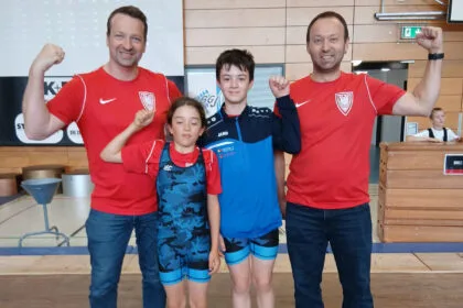 Das Bild zeigt von Links Trainer Florian Seelinger, Luis Kaiser, Finn Kaiser und Betreuer Ralf Kaiser. Foto: pm