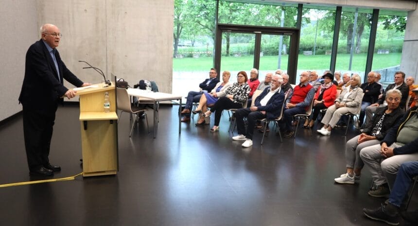 Der CDU-Politiker Volker Kauder vor vollem Haus über die neue Weltordnung. Und über die Konsequenen für uns alle. Foto: pm