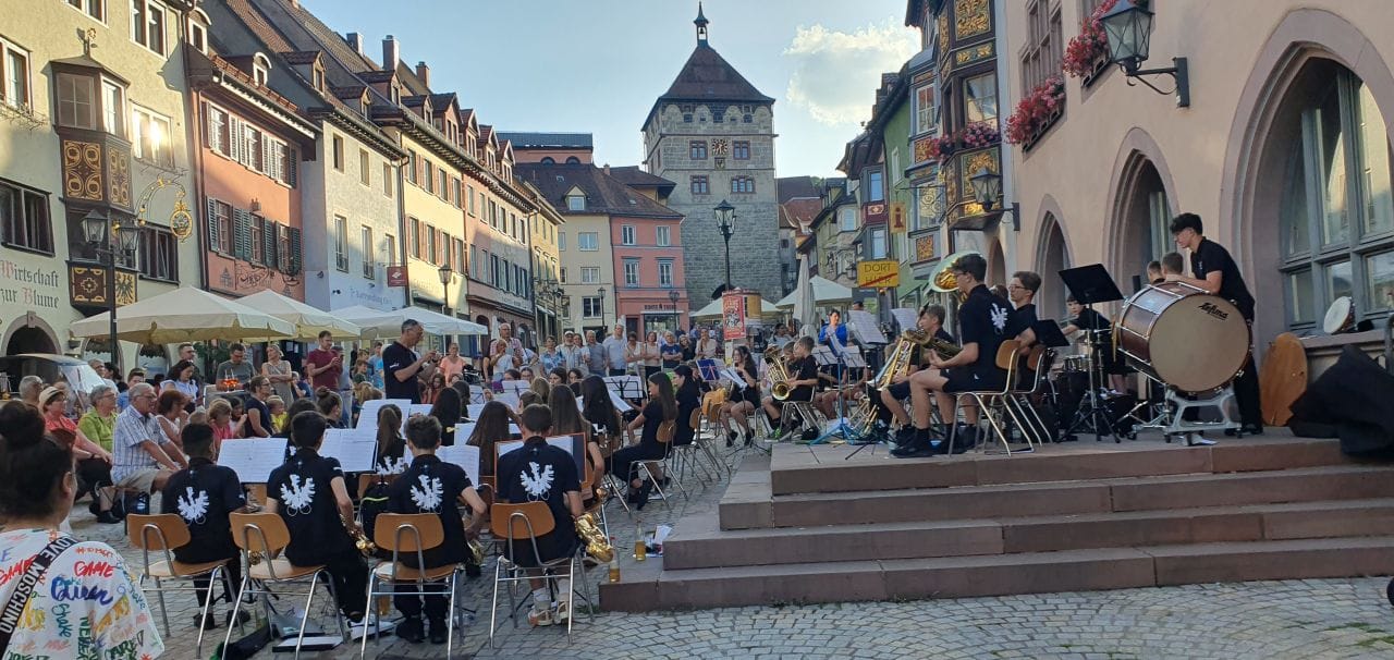 Nach den Pfingstferien starten wieder die beliebten Blasmusik-Serenaden in der Rottweiler Fußgängerzone (Foto: Stadt Rottweil / Strasser).