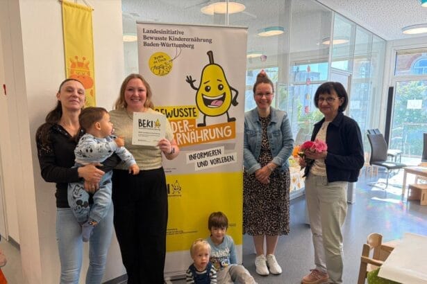 Die Kinderkrippe „Eselsohr“ wurde mit dem BEKI-Zertifikat für bewusste Kinderernährung ausgezeichnet. Das Bild zeigt von links mit einigen „Eselsohr“-Kinder: Die Projektverantwortliche Anna-Maria Bellusci, Kita-Leiterin Chiara Bob und Tamara Heim, Leiterin der Abteilung Schulen und Kindergärten der Stadt Rottweil, gemeinsam mit BEKI-Referentin Waldtraud Geisen vom Landkreis Rottweil (Foto: Stadt Rottweil).