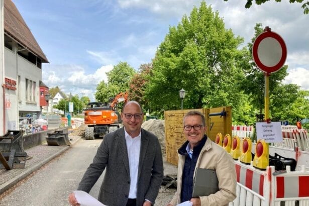 OB Dr. Christian Ruf (links) macht sich mit dem Rottweiler Mobilitätsbeauftragten Horst Bisinger ein Bild vom Baufortschritt. Mittlerweile arbeitet sich eine zweite Kolonnen am Kriegsdamm in Richtung Friedrichsplatz vor (Foto: Stadt Rottweil / Hermann).