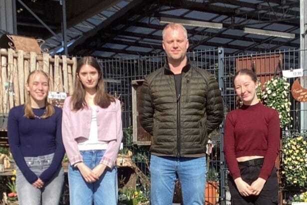 Luisa Riedel, Sofia Enasel und Marie Hils mit ihrem Interviewpartner Karl-Christian Bühler. Foto: Schule