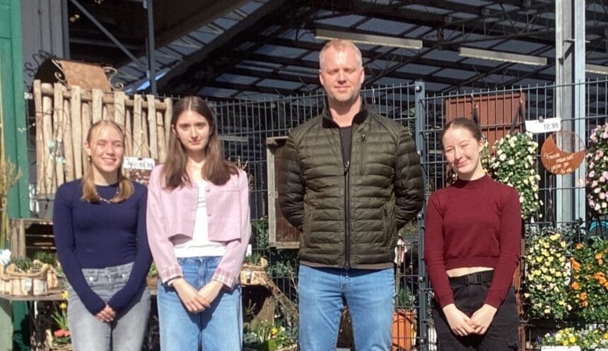 Luisa Riedel, Sofia Enasel und Marie Hils mit ihrem Interviewpartner Karl-Christian Bühler. Foto: Schule