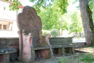 Hier steht er in seiner (kopierten) Pracht gleich beim Landgericht: der Hofgerichtsstuhl in Rottweil. Fotos: Peter Arnegger