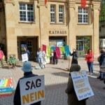 Mahnwache auf dem Rathausplatz in Schramberg. Fotos: pm