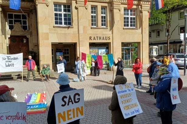 Mahnwache auf dem Rathausplatz in Schramberg. Fotos: pm