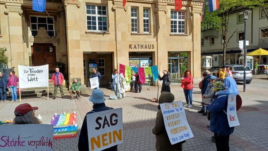 Mahnwache auf dem Rathausplatz in Schramberg. Fotos: pm