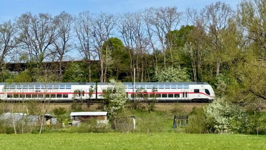 Die Gäubahn im Primtal bei Rottweil – ihre Direktverbindung nach Stuttgart soll laut Koalitionsvertrag nicht unterbrochen werden. Foto: Peter Arnegger